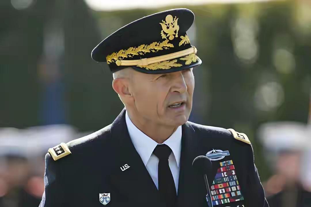 美国陆军参谋长愤怒咆哮，一个疯子正引领美国军队走向覆灭。
近日，美国五角大楼最高