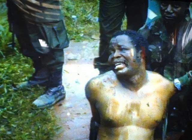 1990年，利比里亚总统多伊浑身赤裸地瘫坐在地上，他的十指被砍掉，耳朵和下体也被