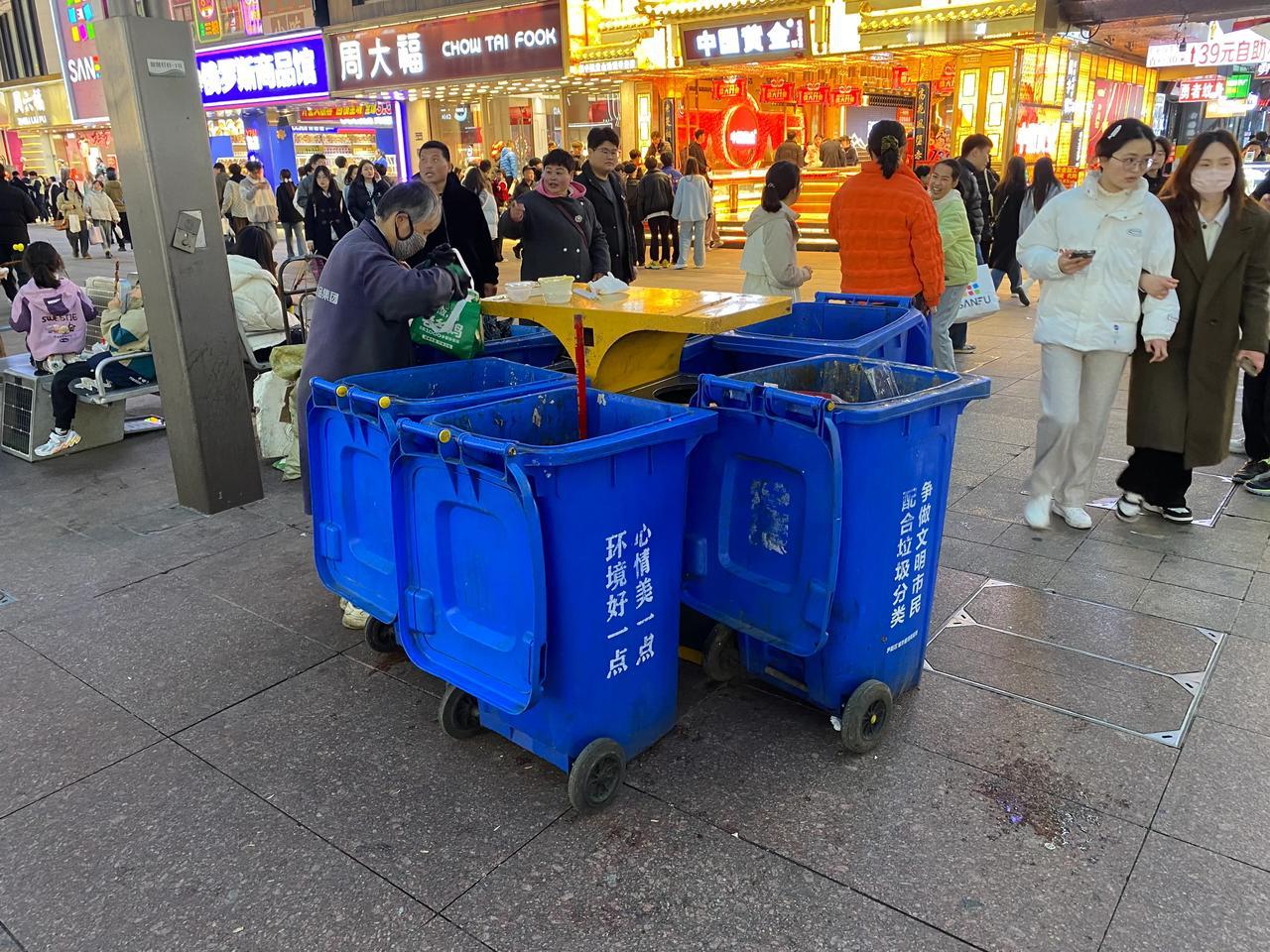 合肥真是一个不修边幅的理工土男
淮河路步行街把这样的垃圾桶堆路中间
放眼全国哪个