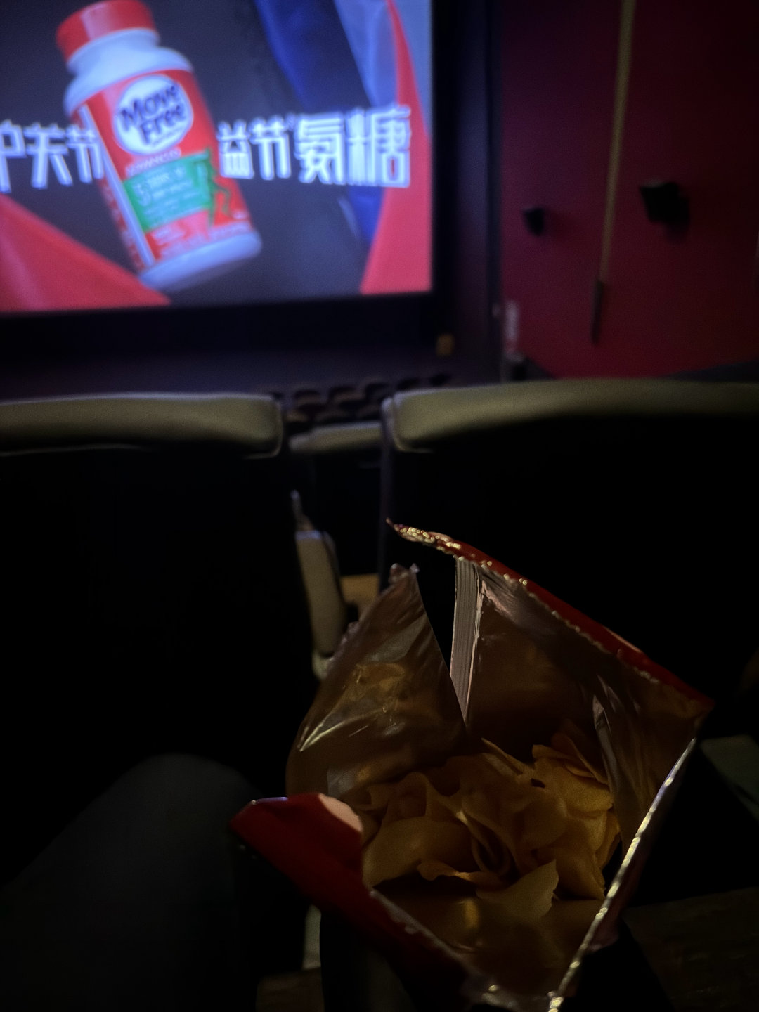 我终于也变成了看电影吃零食的人。 