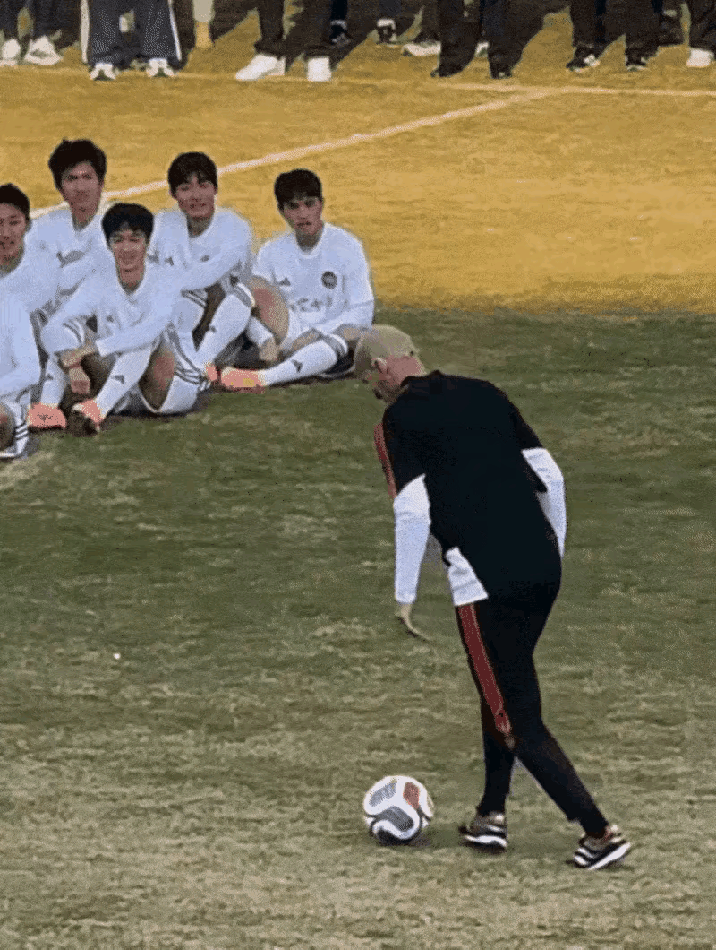 齐达内53岁“马赛回旋”还能信手拈来，齐达内中国上海行，向年轻球员和球迷展示了自