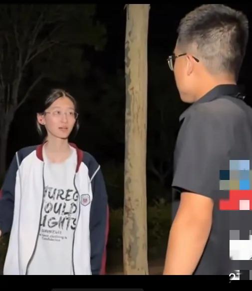 深夜独自漂泊在陌生城市，
兜里一分钱都没有，
换做是谁都会心慌无助。

这个女孩