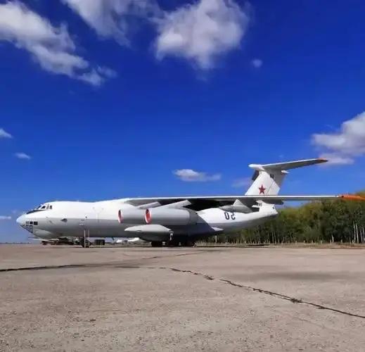 我们的大中国太聪明了：
趁着俄罗斯武器滞销，准备一口气订购20架大飞机👍👍?