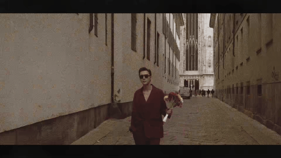 陈伟霆在秀场迷路了 谁能想到杰尼亚全球代言人走秀前还会在秀场迷路，看饱饱对着动线