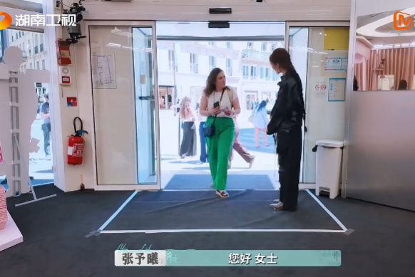 张予曦[超话]张予曦英语有限服务无限张予曦面对外国顾客，英语虽有限但服务超给力，