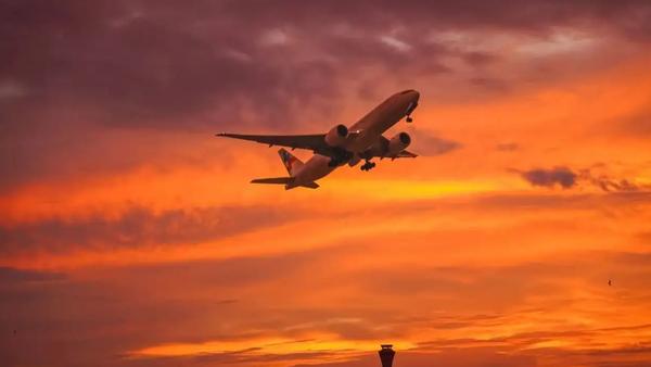 “中国晚霞爱好者”群聊，听起来像是一个充满诗意和温暖的社群。成员们来自全国各地，