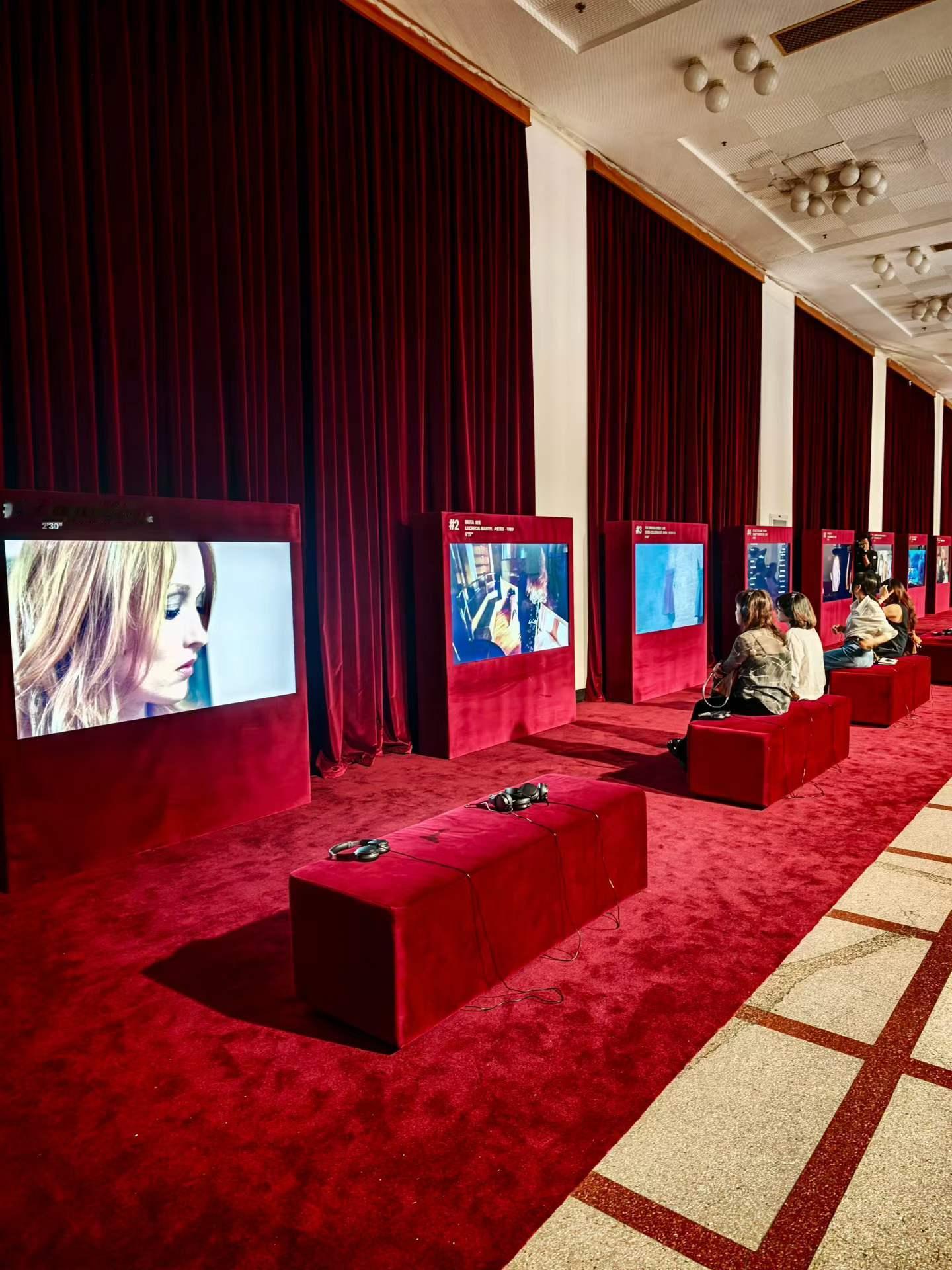 MiuMiu上海展览 MiuMiu“故事与叙事者”终于来到了上海，这不仅仅是一场