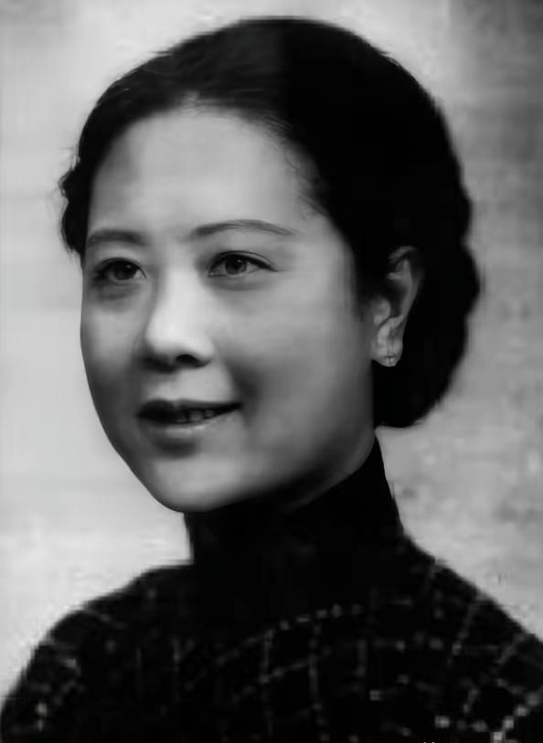 1990年，老态龙钟的张学良回忆起了于凤至：我和她没感情，不过生儿养女！她也有外