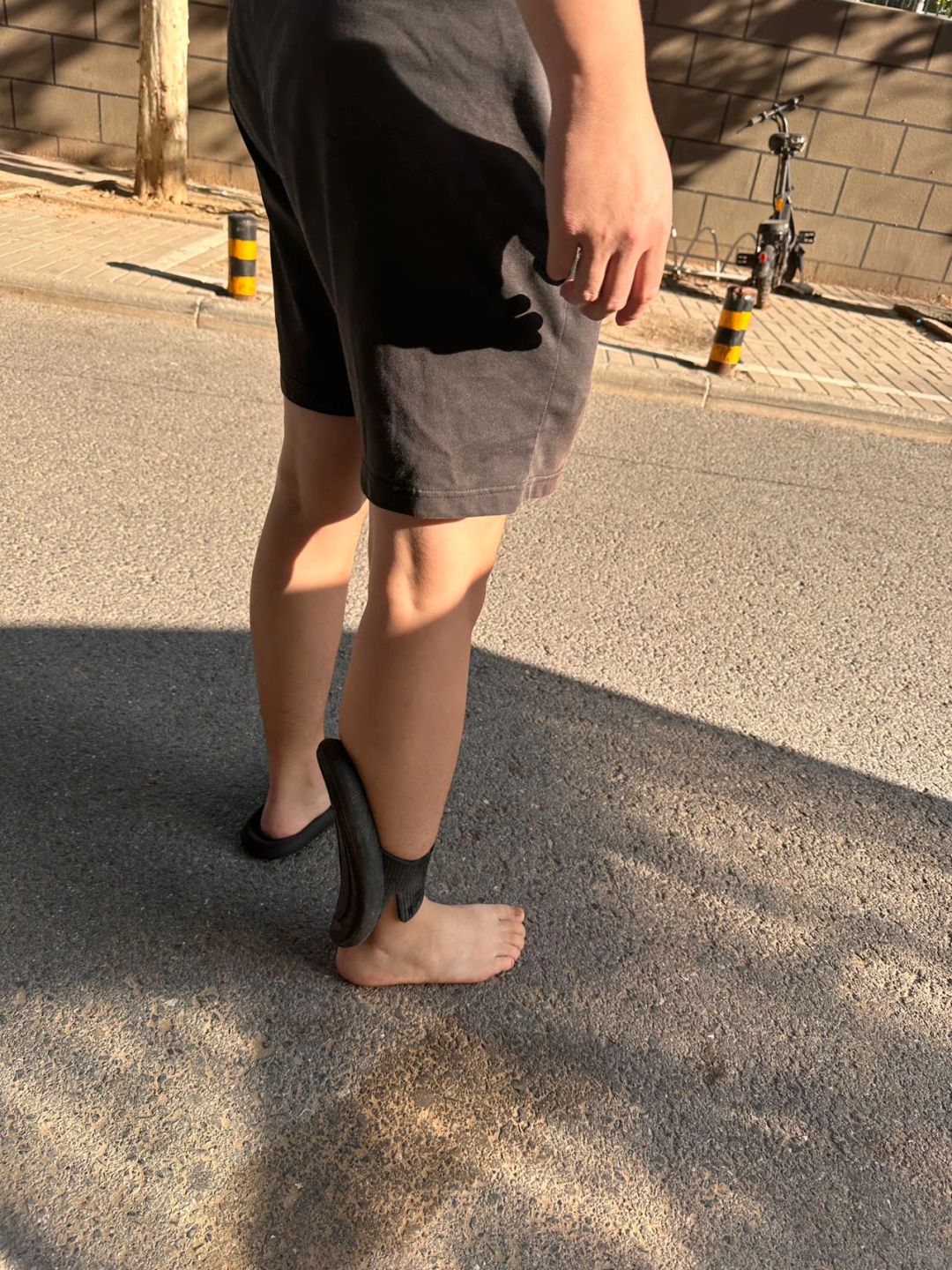 男朋友着急取外卖拖鞋卡腿上了，骑手笑哭了