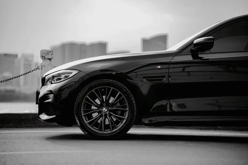 开着宝马车拦路借钱加油纯骗人坑人，近日，杭州一女子就遇上这样的事情，路边一名开黑