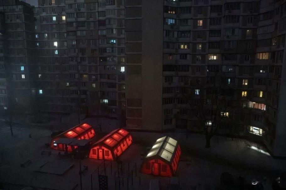 【基辅临时取暖点竟由征兵办公室人员值守】

战事·历史·武器频道称，基辅临时取暖