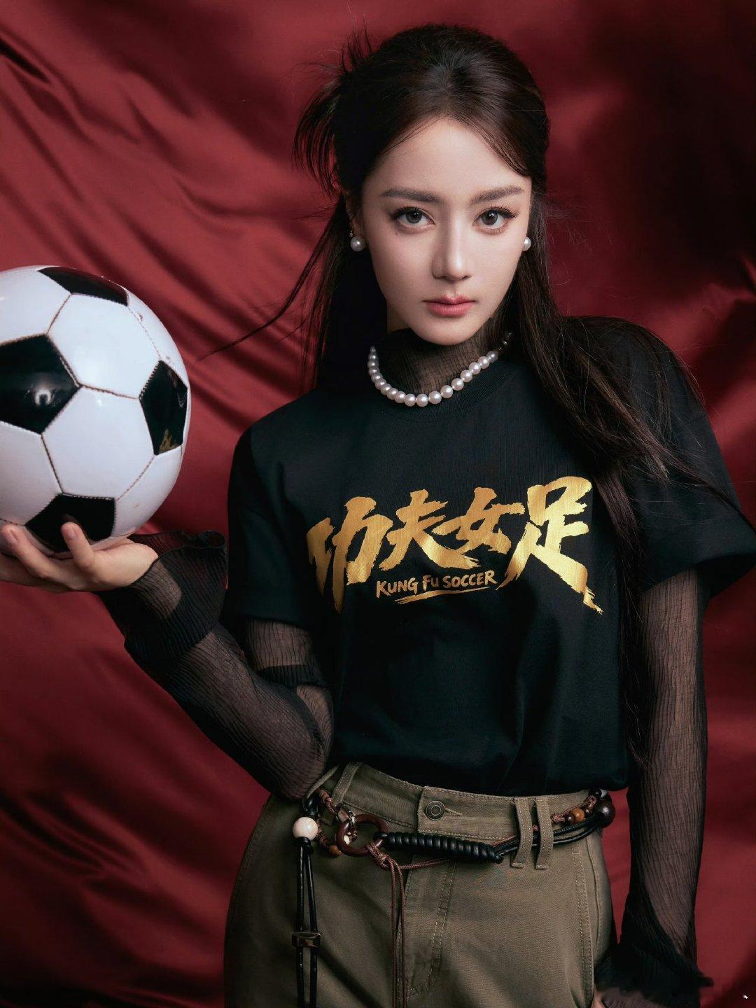 迪丽热巴钰珑顶号中迪丽热巴大银幕魅力溢出屏幕迪丽热巴钰珑顶号中，好帅 