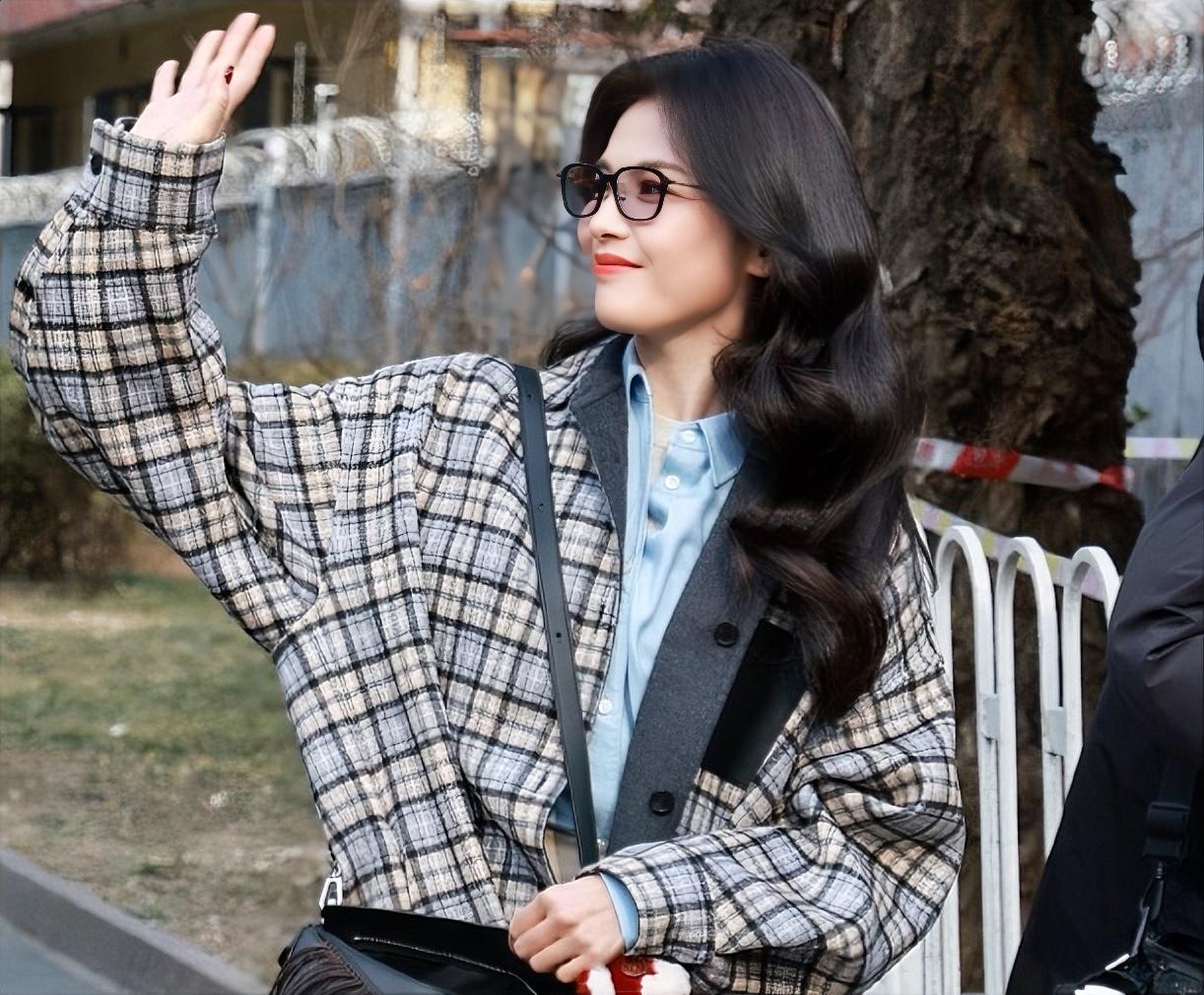 刘涛真的太美了！今日现身春晚二次联排，一袭格子大衣又美又温柔，搭配细框眼镜更添知