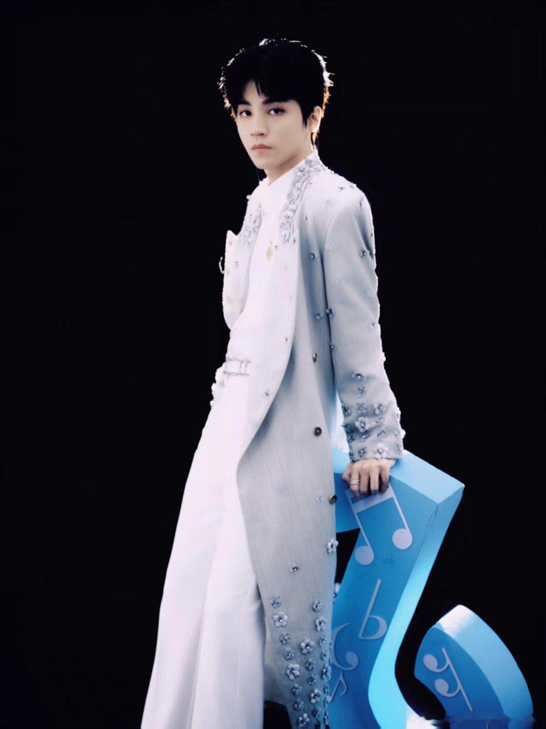 王俊凯时隔六年再唱生长王俊凯生长跨晚舞台王俊凯生长跨晚舞台，时隔六年再唱生长，