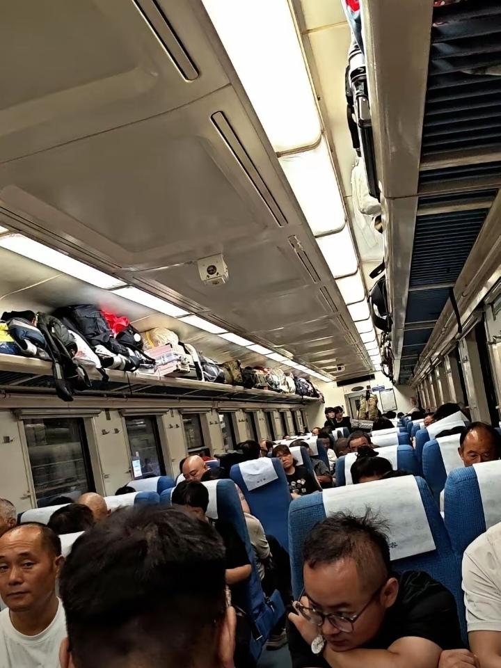 乘务员这招，是真的绝。大叔嫌空调冷，扯着嗓子要关。乘务员没吵没争，弯腰凑到他耳边