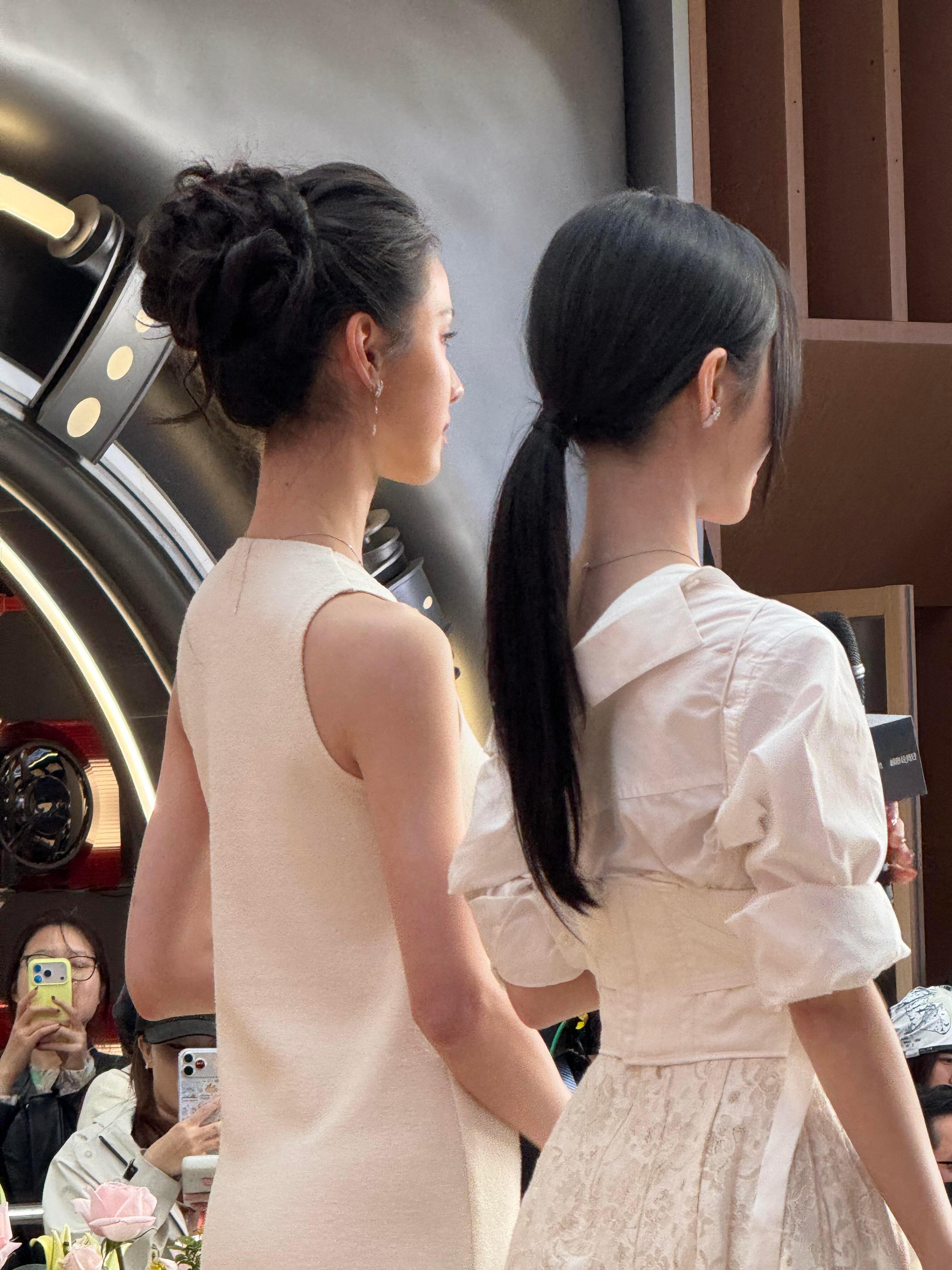 鞠婧祎陈都灵同框背影鞠婧祎陈都灵女明星的背影 所有人把背挺直！月鳞绮纪剧宣鞠婧祎