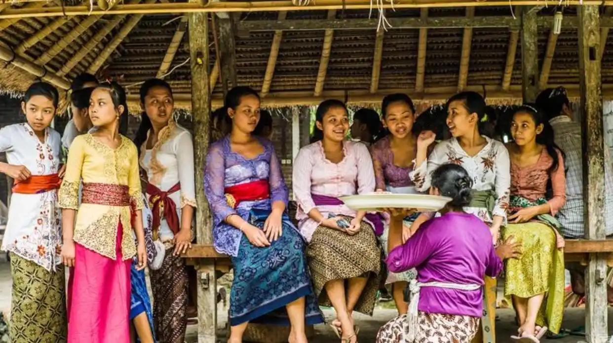 越南是亚洲文化与欧美文化激烈碰撞的国度，这里既有秀丽的自然风光与深厚的文化底蕴，