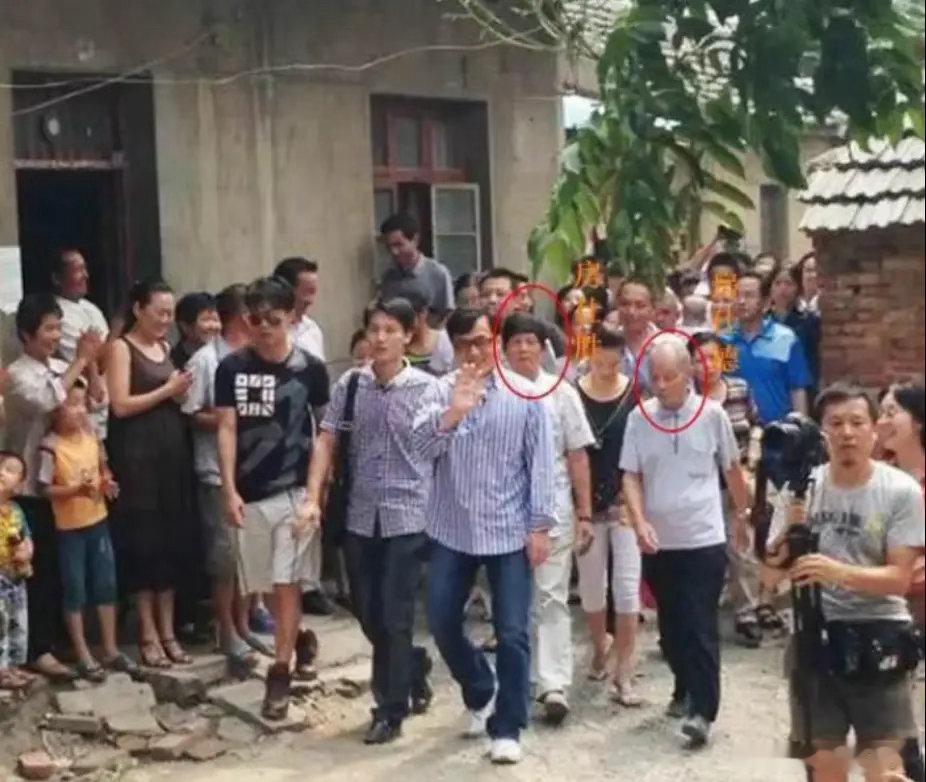 成龙回乡祭祖，房氏的子孙们早早等在村口迎接，谁也没料到，他和同父异母的两位亲哥哥