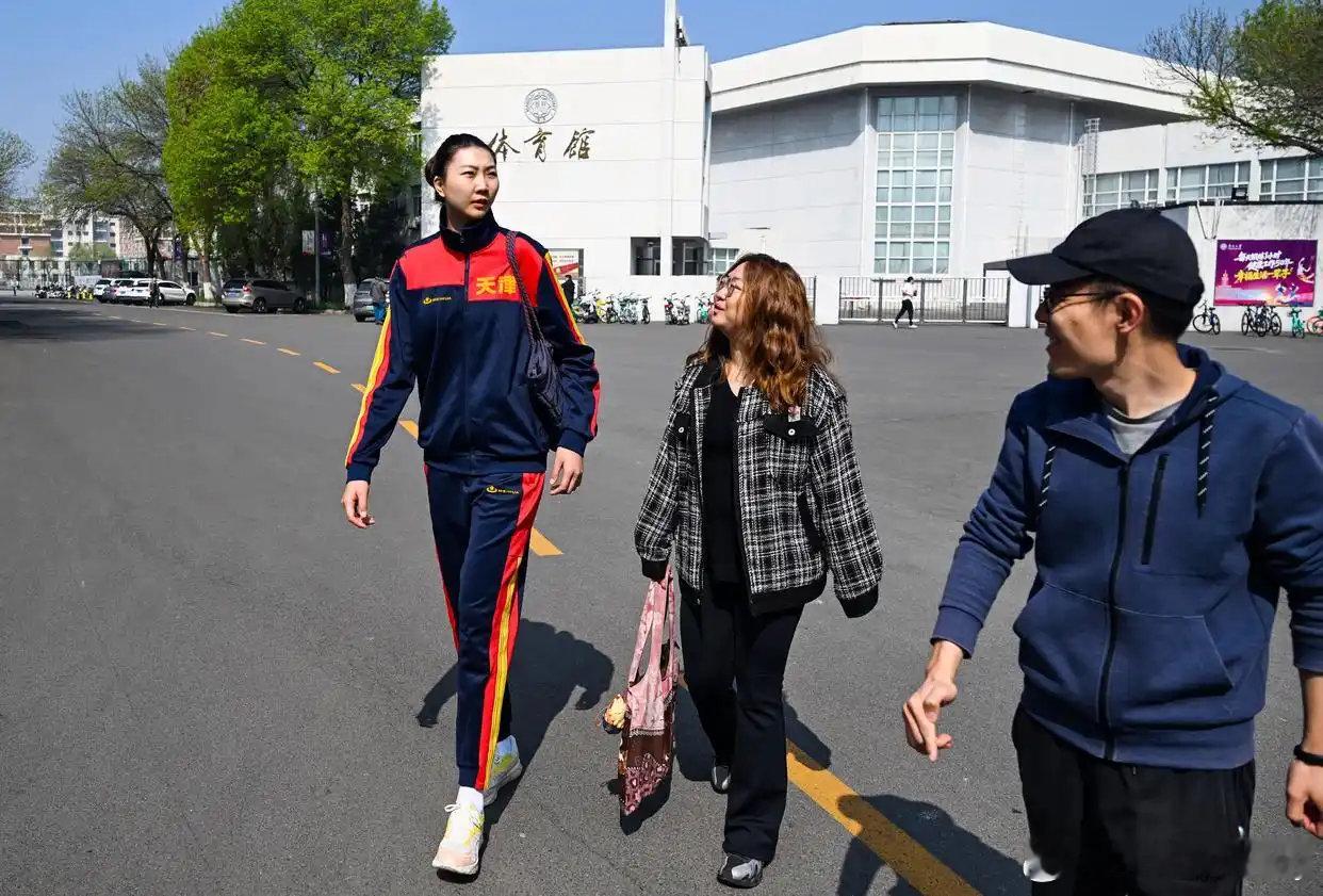 奥运冠军袁心玥在南开大学八里台校区体育馆开启授课模式!袁心玥 排球 （cr：新华