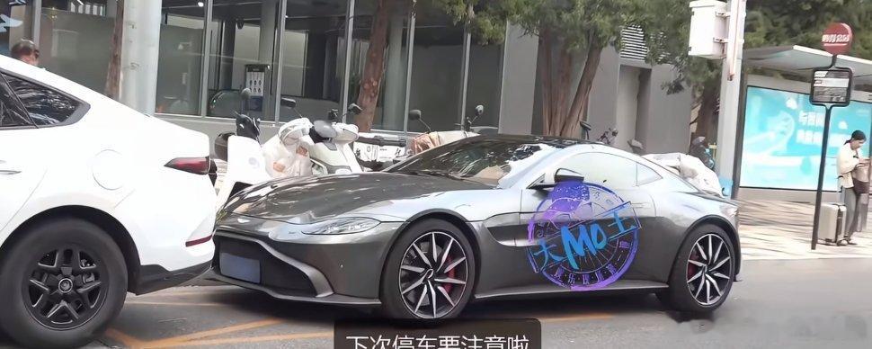 张铭恩女友 下跪吵架！下跪！违停！张铭恩这应该是三个热搜[允悲]前两个可以不回应