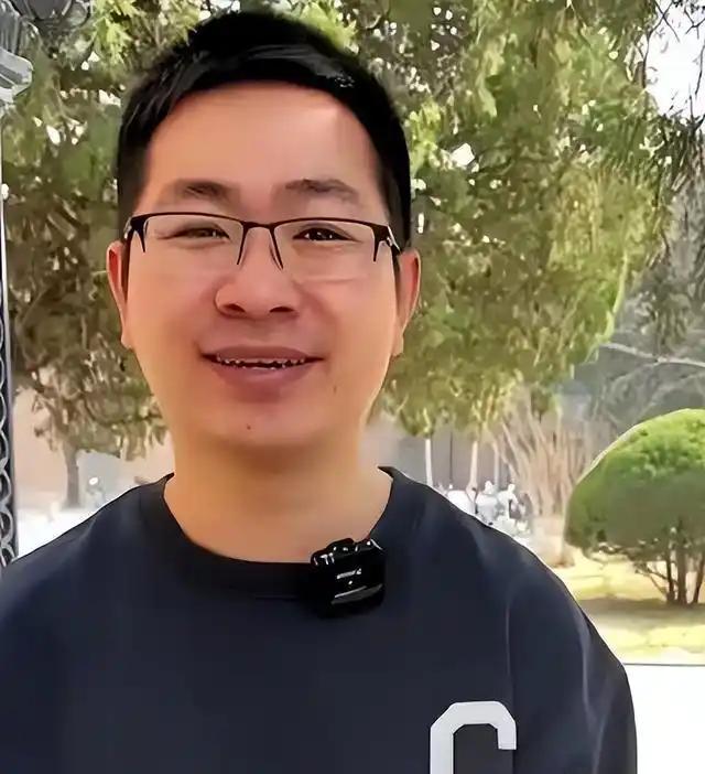 2008年，19岁的李龙695分进清华，因家里穷，放弃了学医。毕业后干教培，钱赚