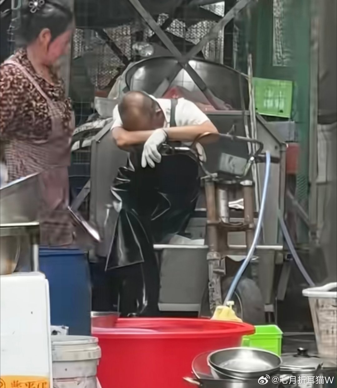 食客睡车里等全网最不想红鸡煲开门快让老板休息一下吧，感觉人已经燃尽了，小号也被发