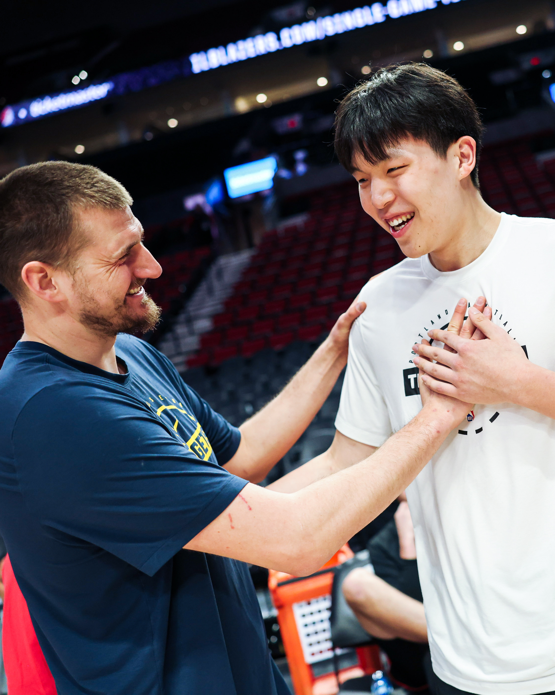 终于和偶像见面了 杨瀚森约基奇