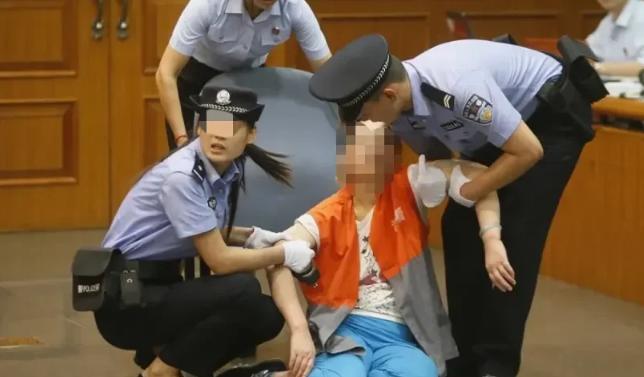 “狼心狗肺！”四川，一单亲妈妈为养活儿子，不得已从事皮肉生意，供儿子读书，岂料，