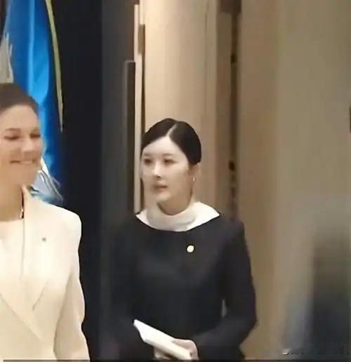 李在明身旁女翻译高颜值走红，实力更圈粉

10月15日，韩国总统李在明会见瑞典女