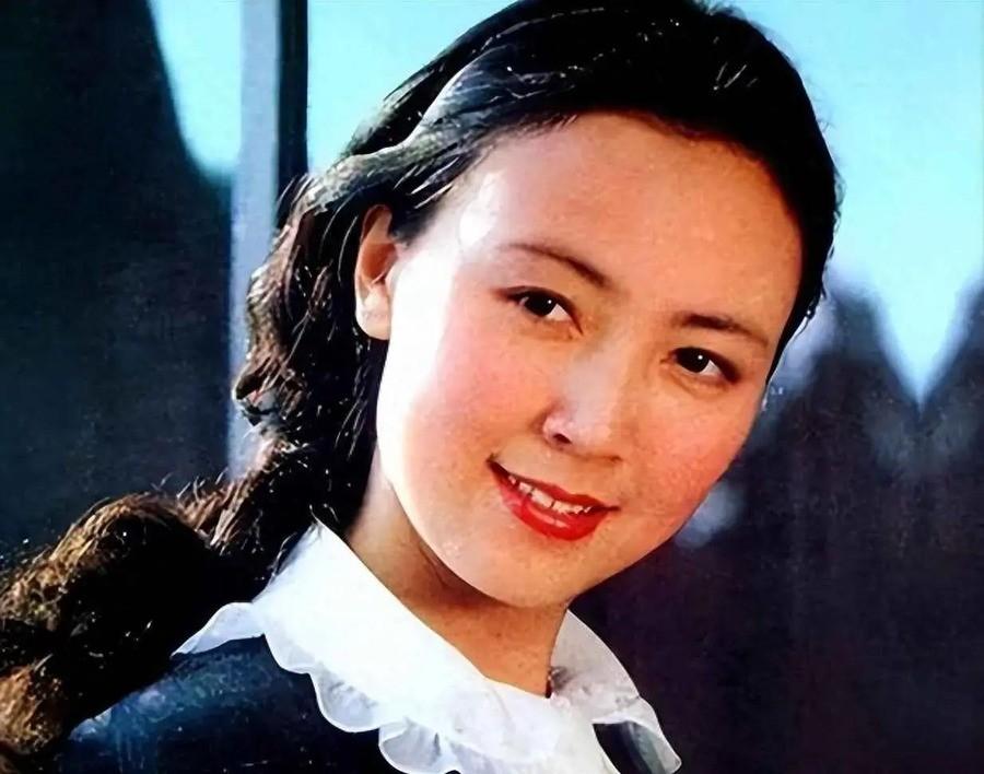 66岁的赵静顶着一头白发演老太太。39年前，她穿一条红裙子，全国女孩子追着买。