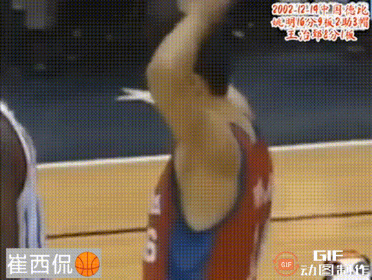 王治郅和姚明的中国德比！
大郅在11分钟的时间里，得到8分1板，表现相当高效！这
