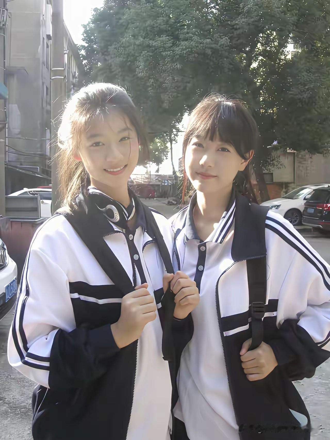 两人合照，才知道谁最漂亮？