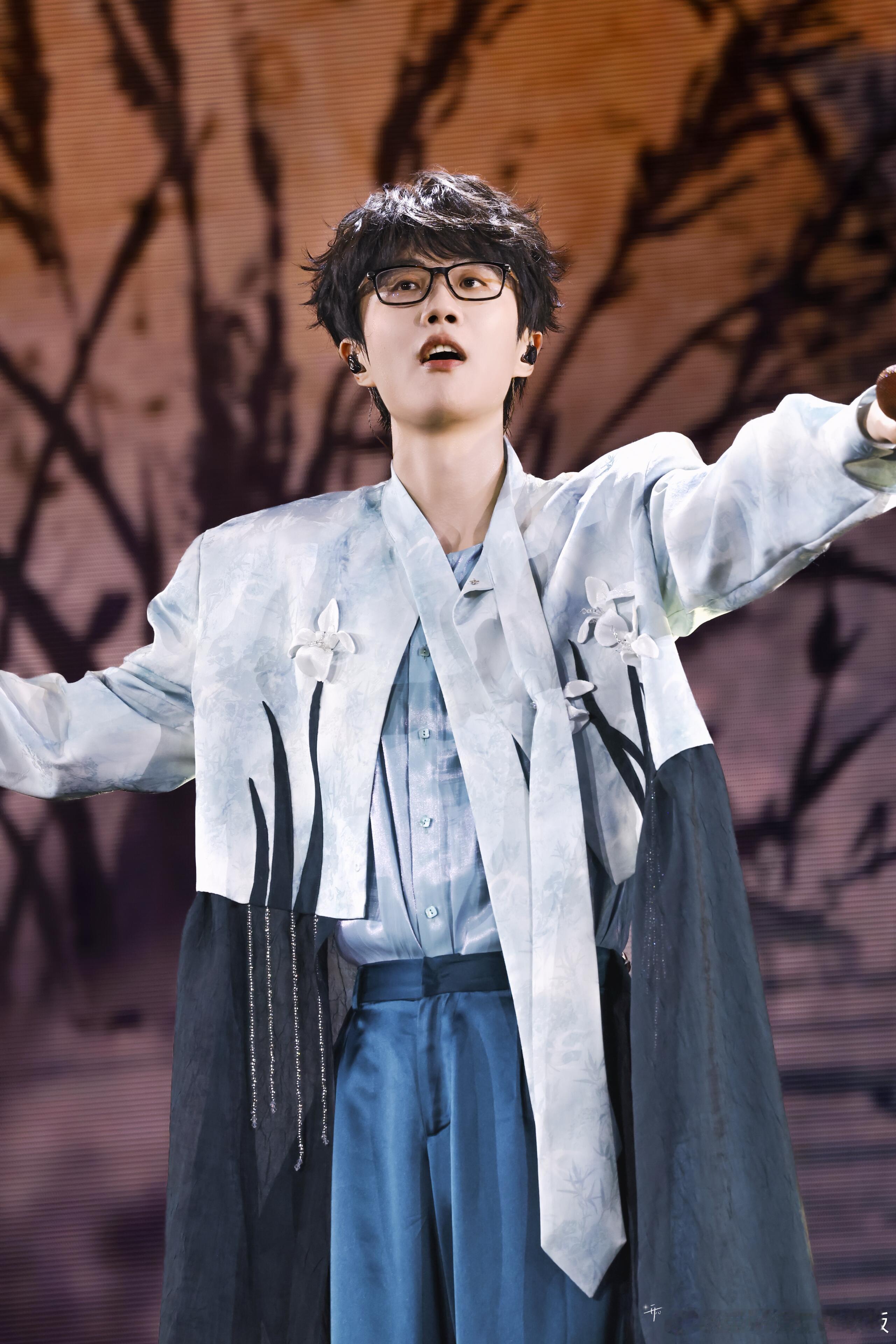 许嵩真去了东湖把城市偶遇搬上演唱会舞台，也就只有许嵩了。闲暇漫步东湖被路人撞见，