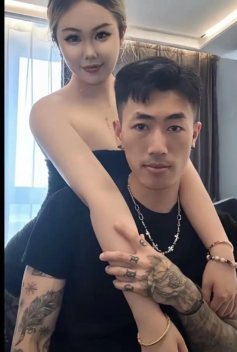 护士带纹身男友配药？
别只骂个人，管理漏洞才该“停职”！
真敢啊！
 
  青岛