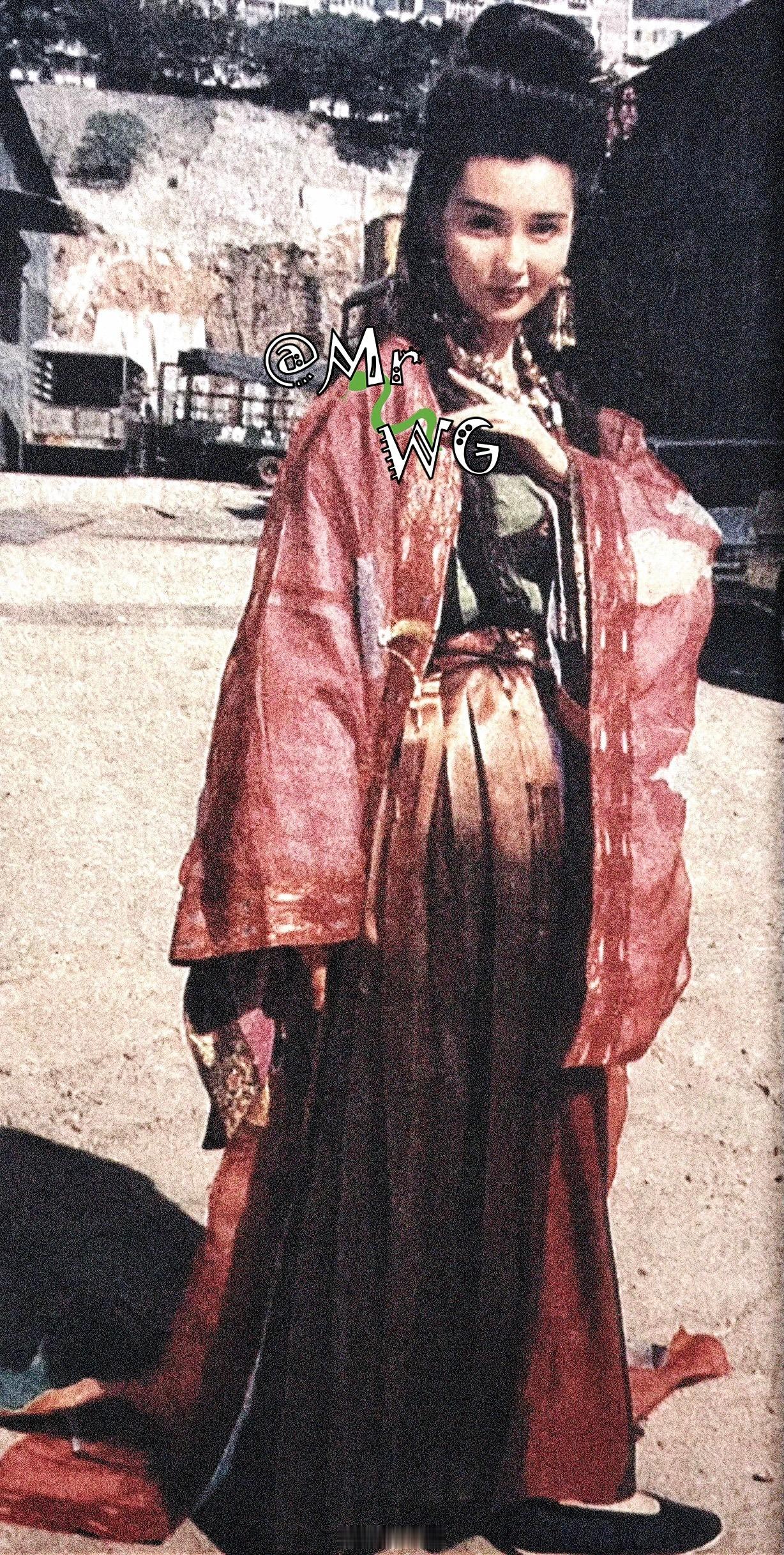 张曼玉[超话]独家扫描 发一张网上没有的珍贵片场照，Maggie拈指一笑，妩媚动