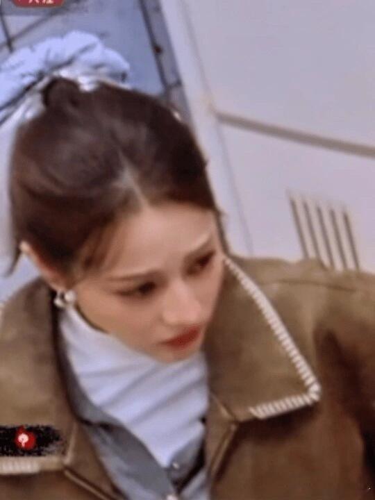 迪丽热巴快急哭了迪丽热巴快急哭了他姐姐都急哭了😭弟弟帮大家上去后，自己上不去了