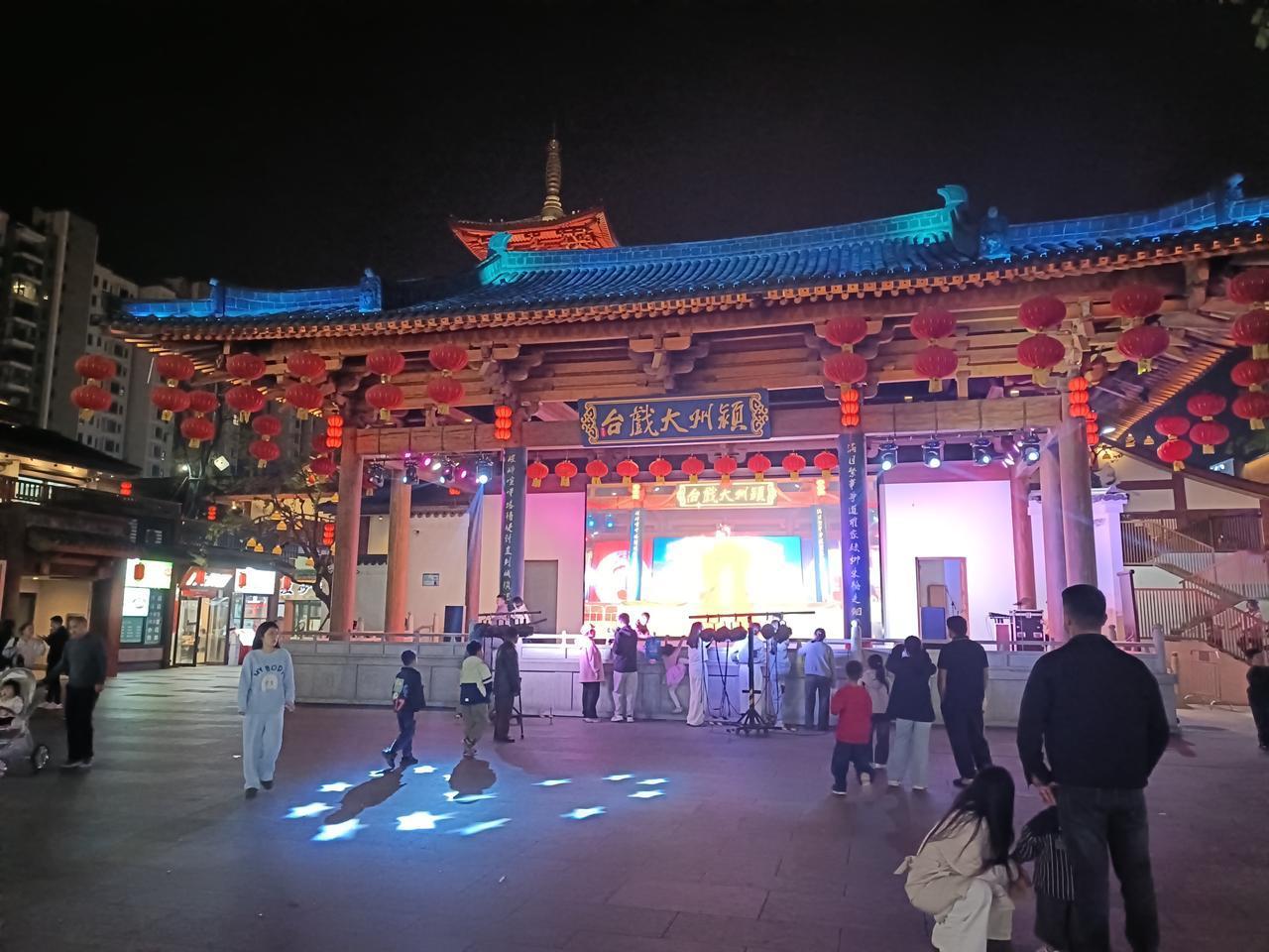双休日加了一天班，准备好周二开庭的辩护词，感觉挺疲乏的，晚上到外面散步，夜晚宁静