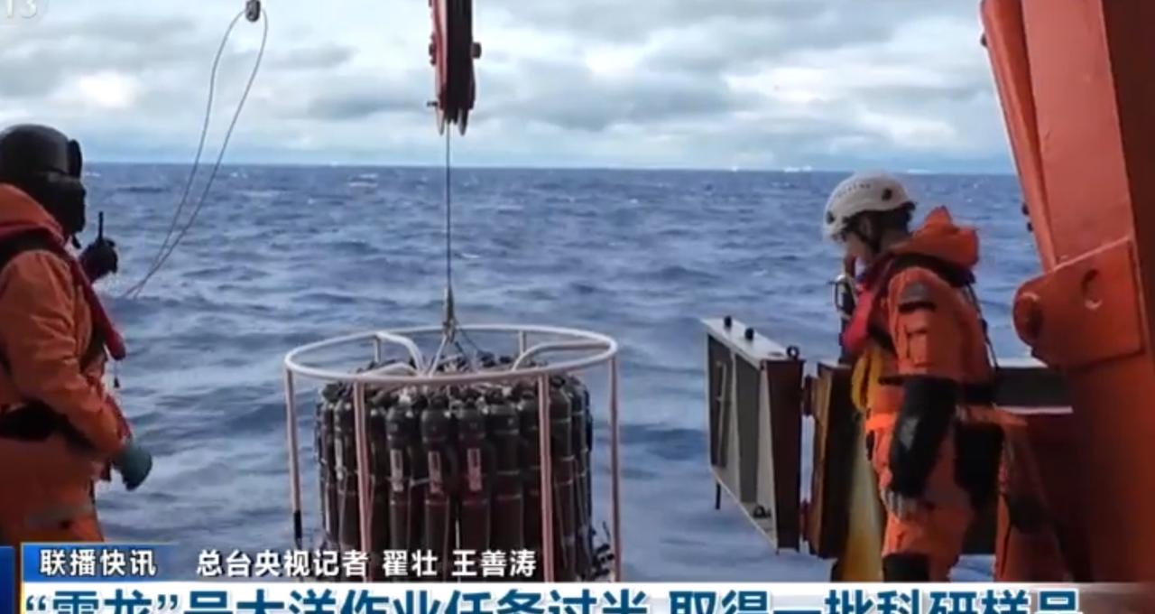 在浩瀚的南极海域，“雪龙”号科考船的大洋作业已过半程。科考队员们正操控设备从海中