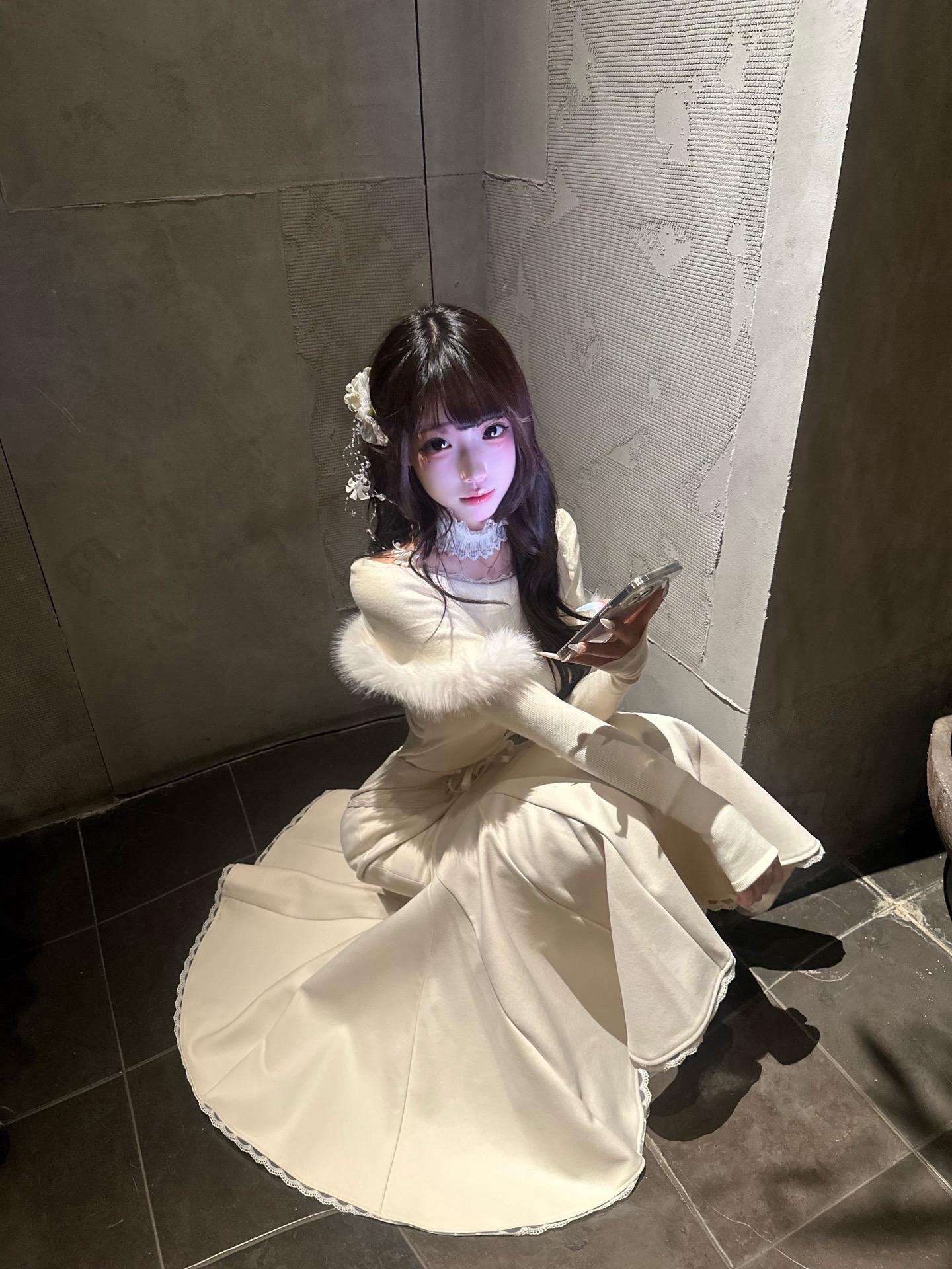 我与太多人的缘分朝生暮死犹如露水，唯独与你像一条生生不息的河流