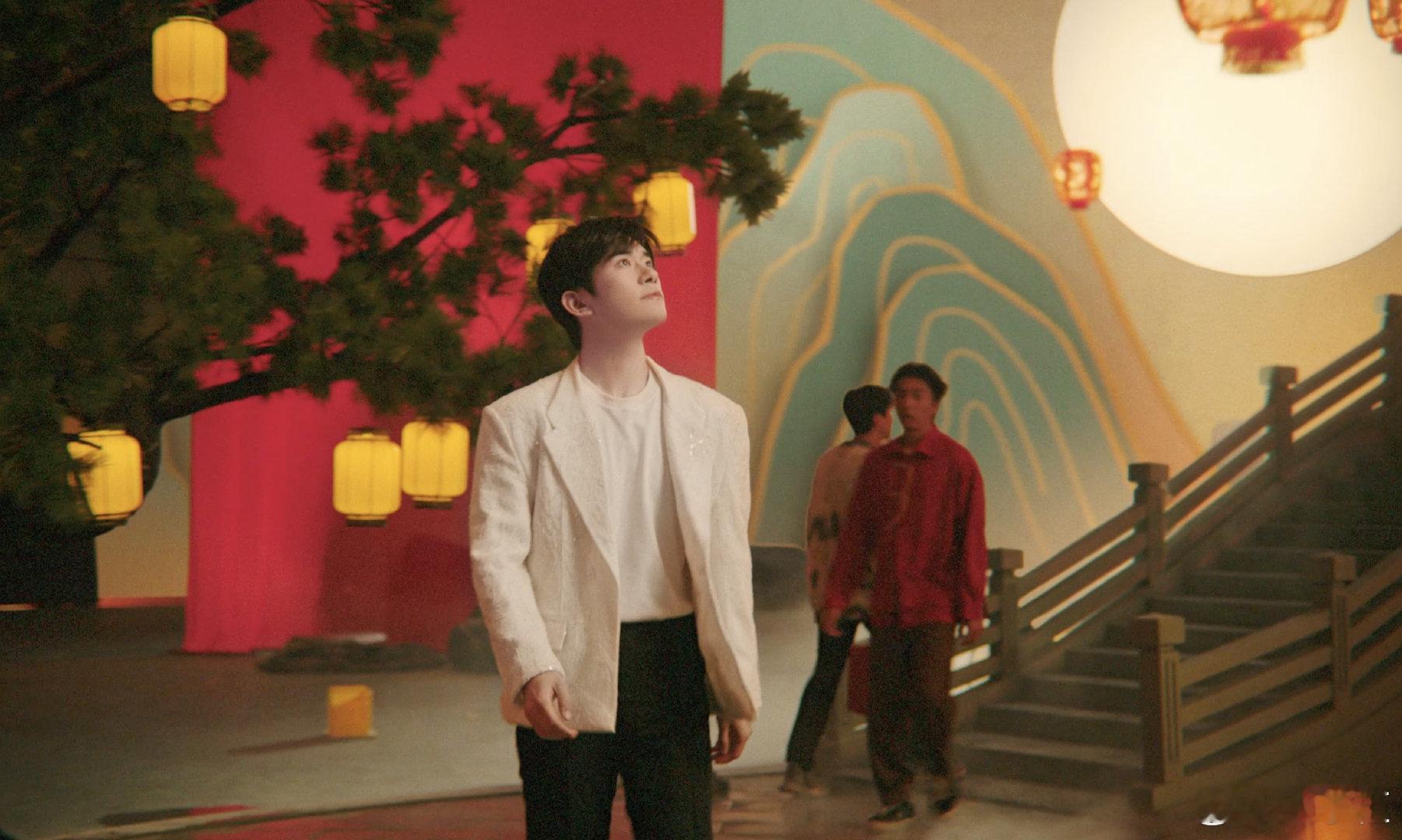 千玺贺岁新片爆了 易烊千玺贺岁新片惊喜献映！银幕重逢，看他演绎新篇章，陪你喜气迎