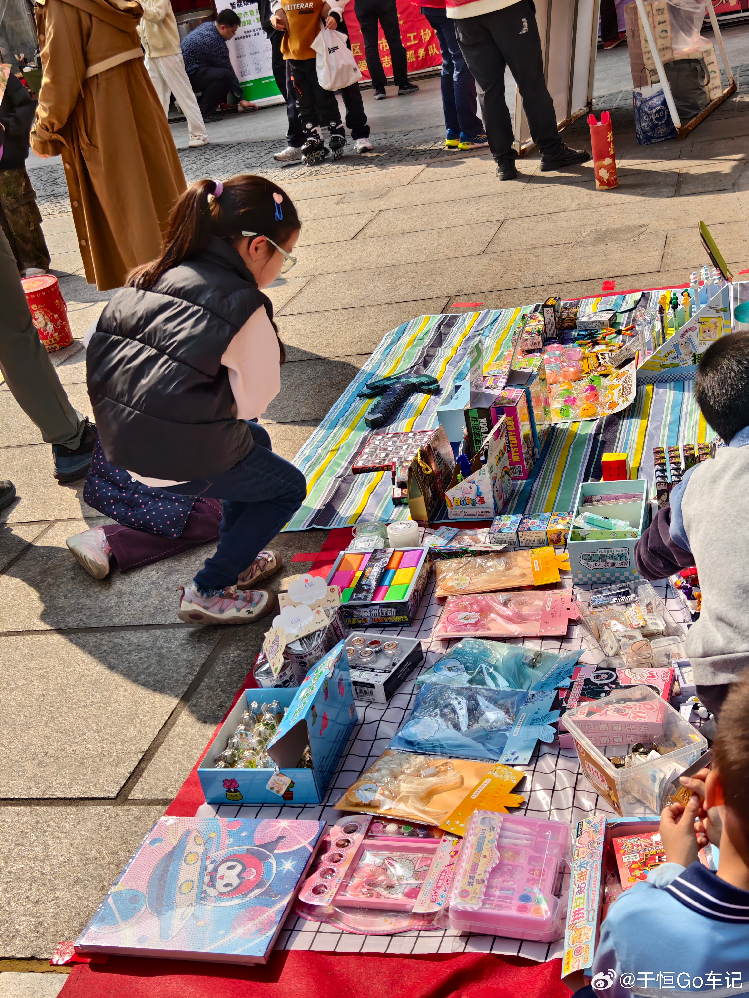 带娃出来义卖我东西是不是带少了？别人都那么多，甚至买了好多东西来卖！ 