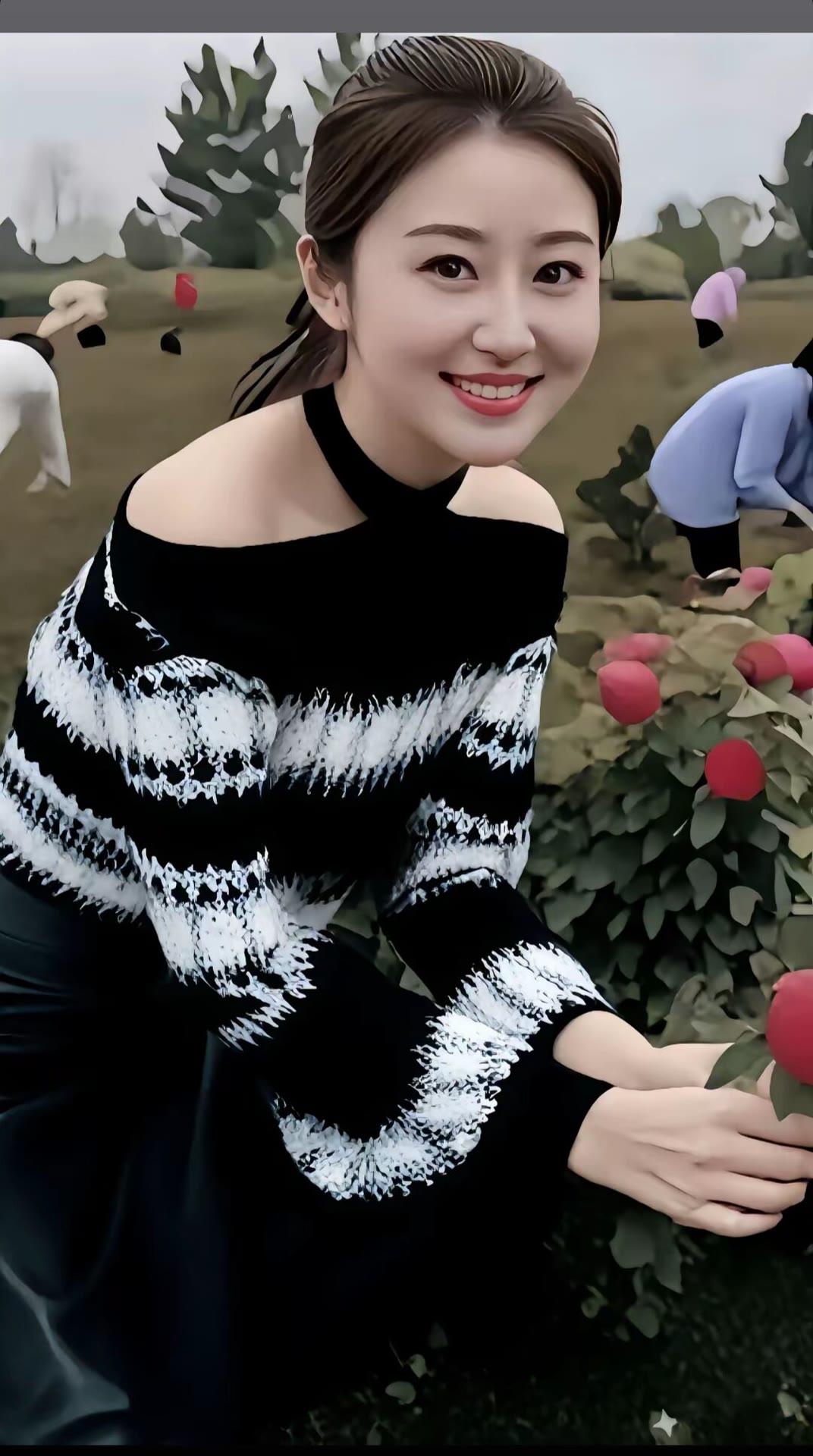 秋日采摘，红果满枝头，笑靥如花🍎😊