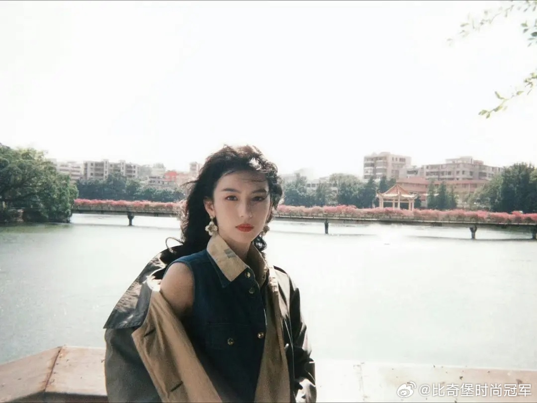 原著党，夏晓兰是美艳型的，周也这张脸明显不符 