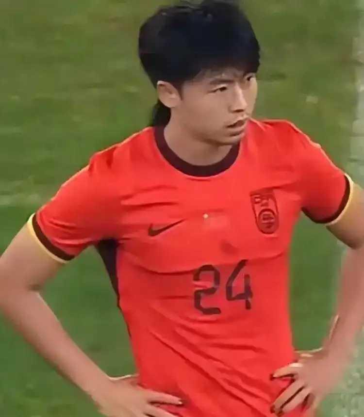 U23国足破天荒杀进亚洲杯决赛，有人说，最该拍大腿的却是汪士钦。
其实，他还真的