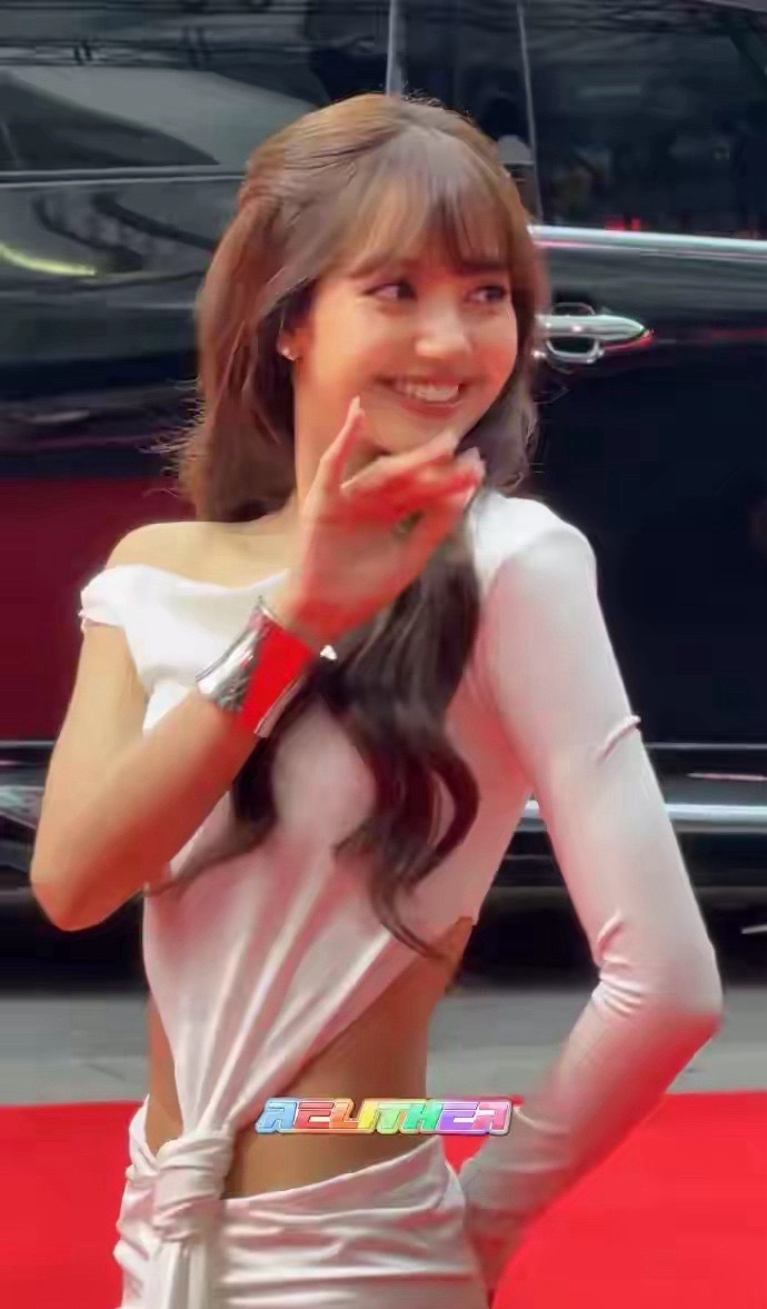Lisa现身曼谷资生堂线下活动，白裙造型红毯模特步很有感觉，妆容一下子变成亚洲妆