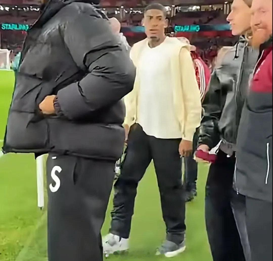 莫斯克拉来到现场观看了阿森纳对狼队的比赛，这名后卫的右腿明显穿着保护靴。 