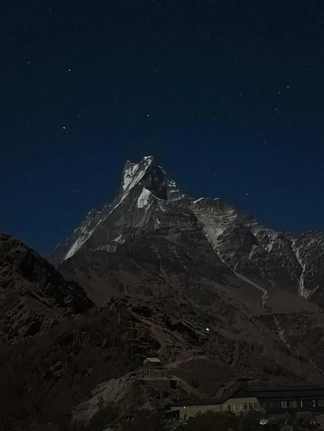 等了一年的雪没有下，等来了小雨。

以前下雪的时候，总觉得雪很烦，因为下雪以后，