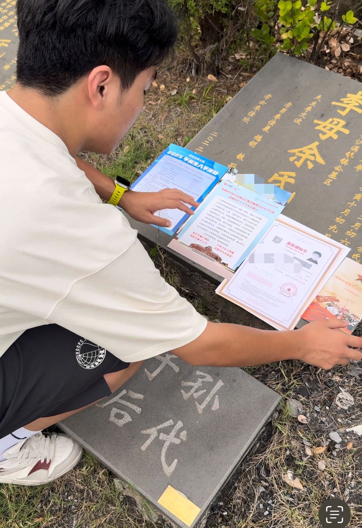 #带妈妈遗照进考场男生考上大学了#【#带妈妈遗照男生拿录取通知书墓前告慰#：选择