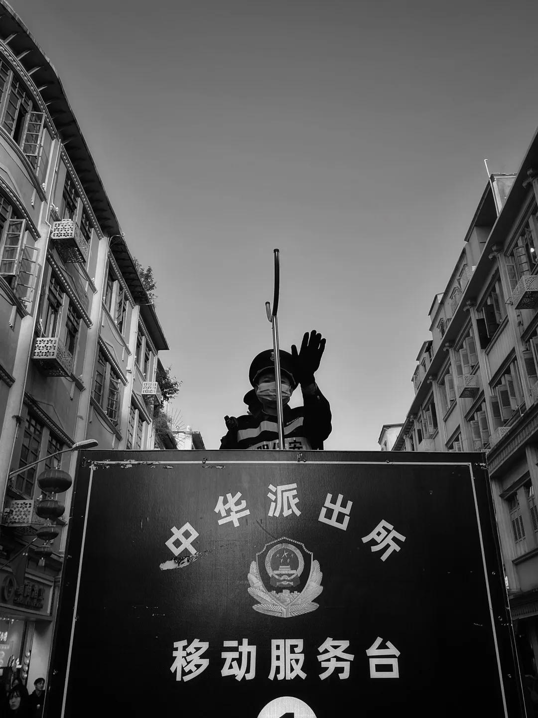 街拍厦门。2025年（厦门中山路步行街）

摄影人选择了人文纪实摄影，也就记录了