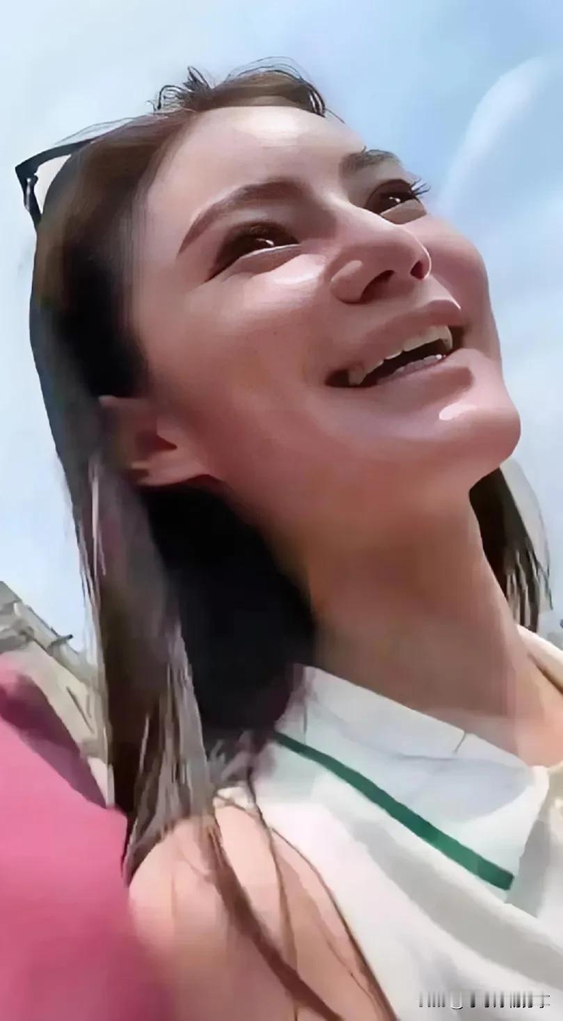 #万能生活指南#说实话，马筱梅的长相不够美， 虽然浓眉大眼却缺乏柔美偏男相， 相